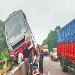 Khаrun River Bridge Accident : खारुन नदी पुल पर बड़ा हादसा टला, रैलिंग पर अटकी तेज रफ्तार बस