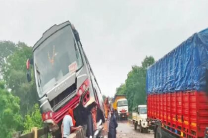 Khаrun River Bridge Accident : खारुन नदी पुल पर बड़ा हादसा टला, रैलिंग पर अटकी तेज रफ्तार बस