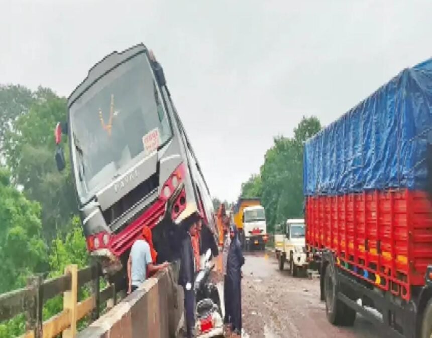 Khаrun River Bridge Accident : खारुन नदी पुल पर बड़ा हादसा टला, रैलिंग पर अटकी तेज रफ्तार बस