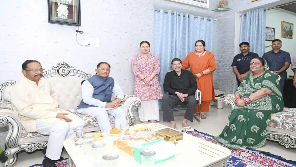 CM Sai Meets Kiran Singh Deo : CM साय ने किरण सिंह देव से की मुलाकात, स्वास्थ्य को लेकर ली जानकारी