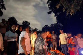 Kanhar River Rescue : कन्हर नदी के तेज बहाव में फंसे 3 ग्रामीण, रात 12 बजे नाव से सुरक्षित निकाला