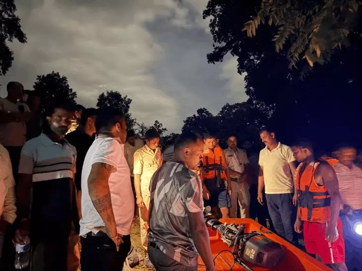 Kanhar River Rescue : कन्हर नदी के तेज बहाव में फंसे 3 ग्रामीण, रात 12 बजे नाव से सुरक्षित निकाला