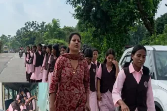 Eklavya School Shivpur Action : छात्राओं के पैदल मार्च के बाद प्राचार्य हटाए गए, अधीक्षिका को नोटिस