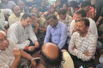 Sarpanch Avishwas Prastav : सरपंच के खिलाफ अविश्वास प्रस्ताव पर बवाल, थाने में ग्रामीणों का प्रदर्शन