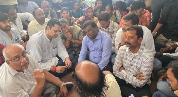 Sarpanch Avishwas Prastav : सरपंच के खिलाफ अविश्वास प्रस्ताव पर बवाल, थाने में ग्रामीणों का प्रदर्शन