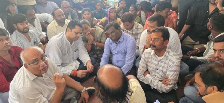 Sarpanch Avishwas Prastav : सरपंच के खिलाफ अविश्वास प्रस्ताव पर बवाल, थाने में ग्रामीणों का प्रदर्शन