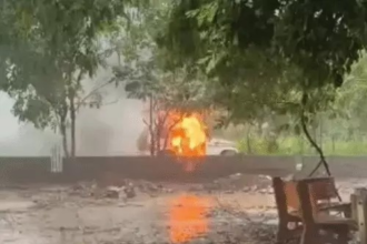 Sukma Police Vehicle Fire : कलेक्टर परिसर में चलती बोलेरो में लगी आग, पुलिसकर्मी सुरक्षित
