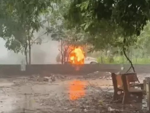 Sukma Police Vehicle Fire : कलेक्टर परिसर में चलती बोलेरो में लगी आग, पुलिसकर्मी सुरक्षित