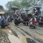 Korba Road Protest : 10 साल से सड़क बदहाल, कीचड़ में बैठकर ग्रामीणों का प्रदर्शन