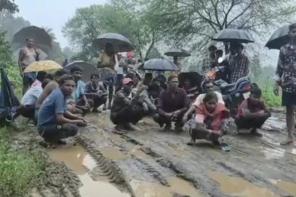 Korba Road Protest : 10 साल से सड़क बदहाल, कीचड़ में बैठकर ग्रामीणों का प्रदर्शन