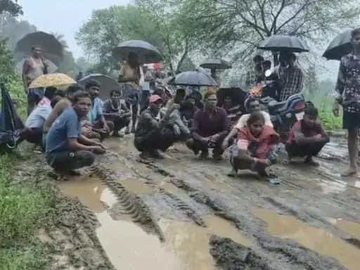 Korba Road Protest : 10 साल से सड़क बदहाल, कीचड़ में बैठकर ग्रामीणों का प्रदर्शन