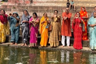Shaheed Pitru Tarpan : महादेव घाट पर महिलाओं ने किया शहीदों का पितृ तर्पण, 2019 से निभा रहीं परंपरा