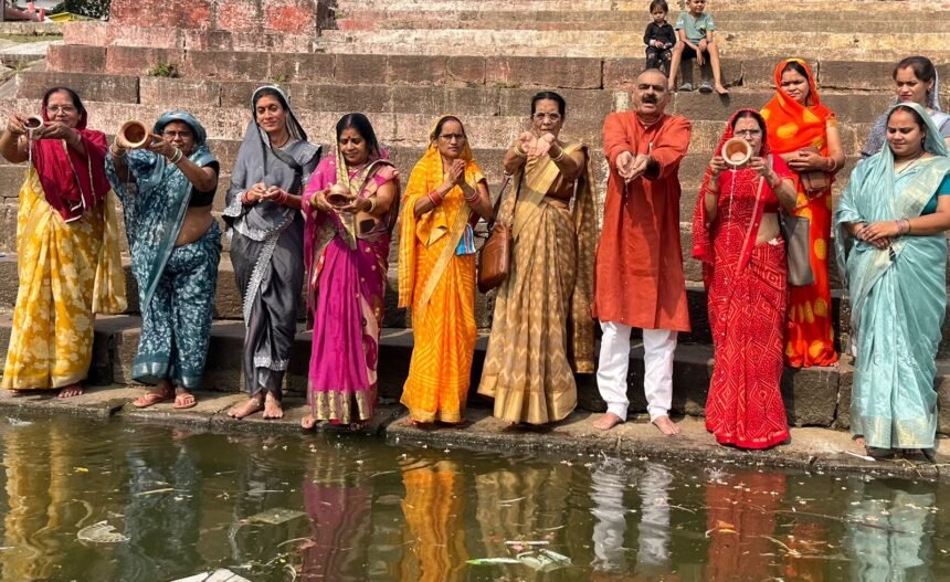 Shaheed Pitru Tarpan : महादेव घाट पर महिलाओं ने किया शहीदों का पितृ तर्पण, 2019 से निभा रहीं परंपरा