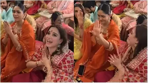 Tamannaah Hosts Mata Ki Chowki : तमन्ना भाटिया के घर सजा माता रानी का दरबार, मृणाल ठाकुर संग भजन गाए और जमकर झूमीं