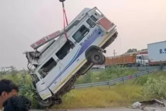 Kota Tempo Traveller Accident : खाटूश्याम जा रहे परिवार की मिनी बस 15 फीट नीचे गिरी, 8 की मौत; 17 घायल