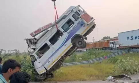 Kota Tempo Traveller Accident : खाटूश्याम जा रहे परिवार की मिनी बस 15 फीट नीचे गिरी, 8 की मौत; 17 घायल