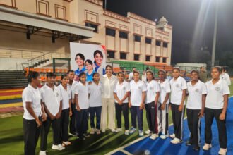 Harleen Deol Hockey Academy Visit : हॉकी खिलाड़ियों से मिलीं क्रिकेटर हरलीन देओल, बोलीं- मेहनत करो, देश के लिए खेलने का सपना देखो
