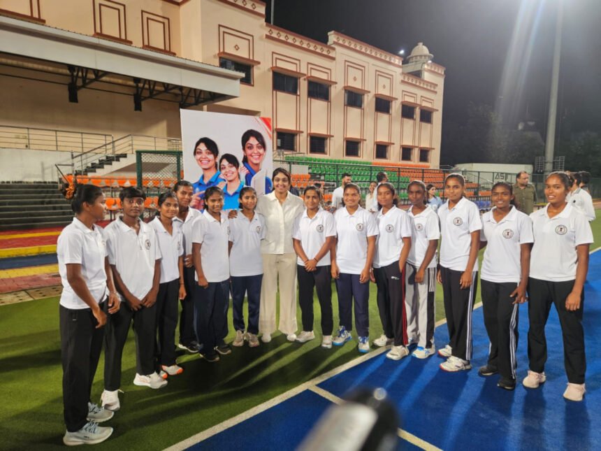 Harleen Deol Hockey Academy Visit : हॉकी खिलाड़ियों से मिलीं क्रिकेटर हरलीन देओल, बोलीं- मेहनत करो, देश के लिए खेलने का सपना देखो
