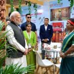 Chhattisgarh Tourism : प्रधानमंत्री मोदी ने की छत्तीसगढ़ के स्टाल की सराहना, बस्तर के कलाकारों से की आत्मीय बातचीत