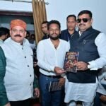 Hanuman Chalisa Science Book : शिक्षा मंत्री को शोधकर्ता कमल महंत ने भेंट की ‘हनुमान चालीसा का रहस्यमयी विज्ञान’ पुस्तक