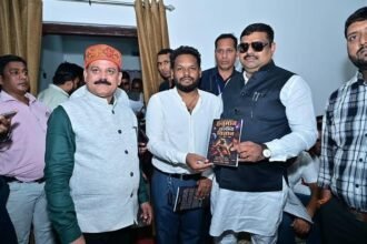 Hanuman Chalisa Science Book : शिक्षा मंत्री को शोधकर्ता कमल महंत ने भेंट की ‘हनुमान चालीसा का रहस्यमयी विज्ञान’ पुस्तक