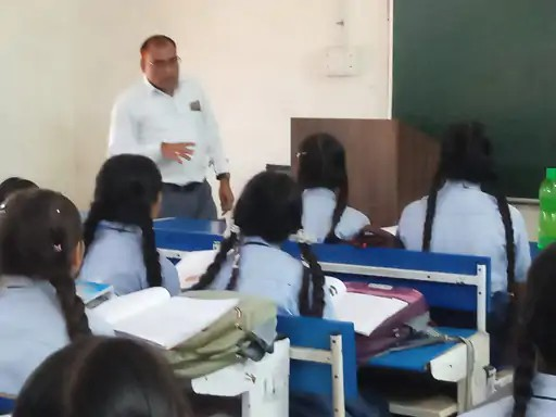 Bilaspur School Inspection : स्कूल निरीक्षण में 17 शिक्षक-कर्मचारी गायब, दो प्राचार्यों को नोटिस