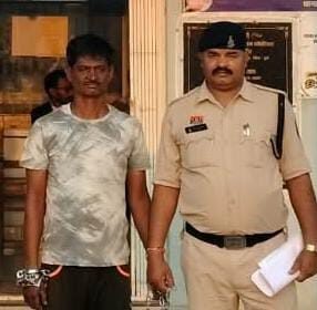Bhilai Knife Attack : पड़ोसियों का झगड़ा शांत कराने पहुंचे युवक के पेट में घोंपा चाकू