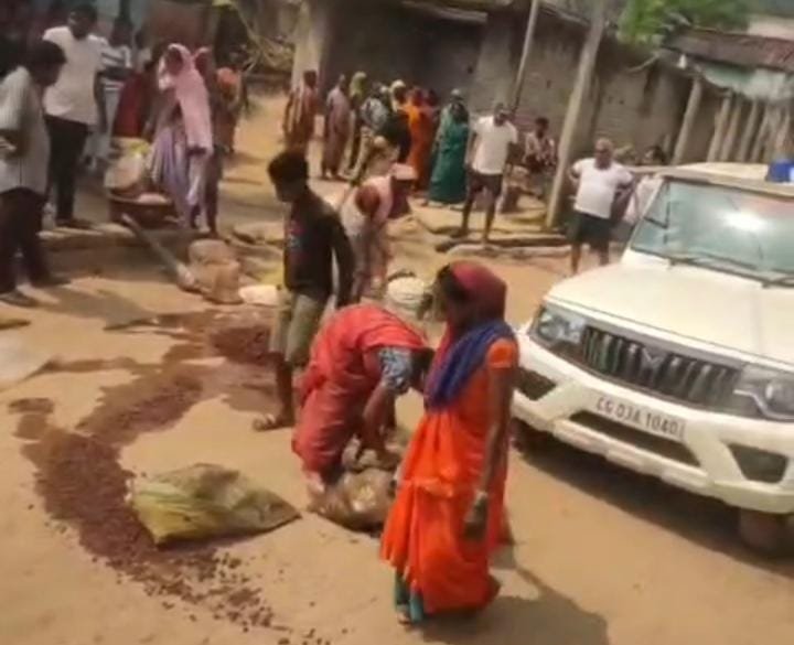 Mahua Liquor Action : बेहरचुआ में शराब के खिलाफ महिलाओं ने खोला मोर्चा, 25 से अधिक बोरी लहान नष्ट