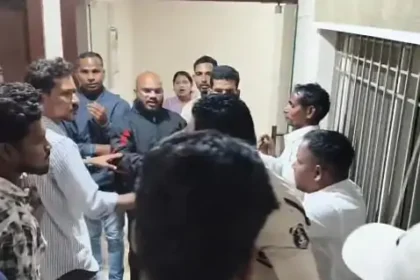 Korba Hotel Conversion Allegations : कोरबा के होटल में 40 लोगों के ठहरने पर हंगामा, प्रार्थना सभा की सूचना पर पहुंचा जमकर बवाल
