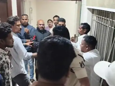 Korba Hotel Conversion Allegations : कोरबा के होटल में 40 लोगों के ठहरने पर हंगामा, प्रार्थना सभा की सूचना पर पहुंचा जमकर बवाल