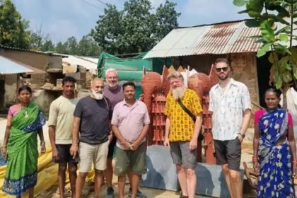 Bastar Dussehra Foreign Tourists : बस्तर दशहरा देखने डेनमार्क से पहुंचे पर्यटक, बोले- गांव के लोग बहुत मिलनसार