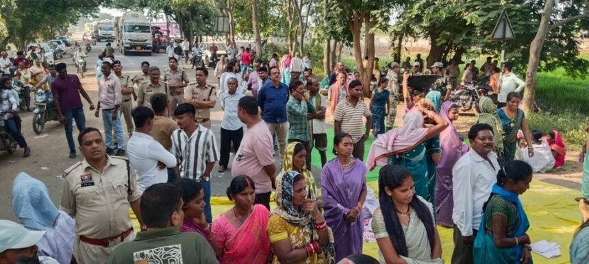 Mahasamund Kisan Chakkajam : कावेरी सीड्स के खिलाफ सड़क पर उतरे किसान, NH-353 पर 4 घंटे तक जाम से परेशान रहे लोग