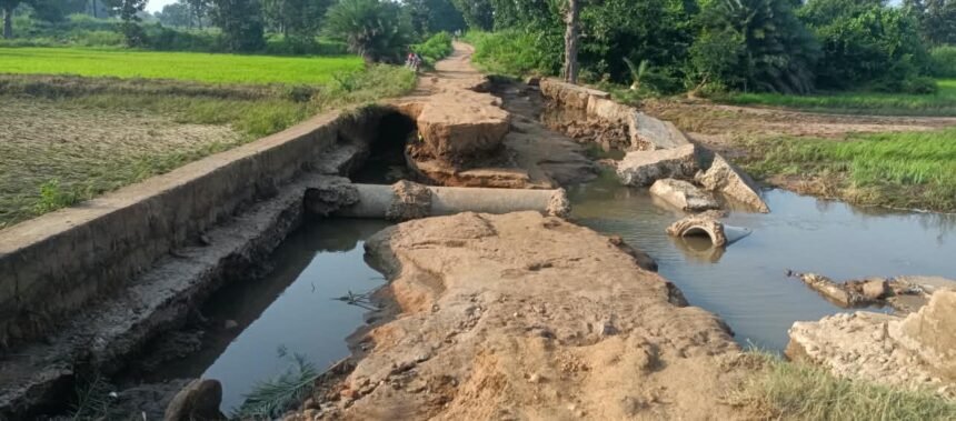 Mudgelmal Dabriguda Road : तेज बारिश से पुल टूटा, 2 किमी बहकर पलटी ट्रैक्टर-ट्रॉली