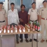 Illegal Liquor Seizure : सेम्हराडीह में अवैध शराब के कारोबार पर पुलिस का शिकंजा, दो कोचिए गिरफ्तार