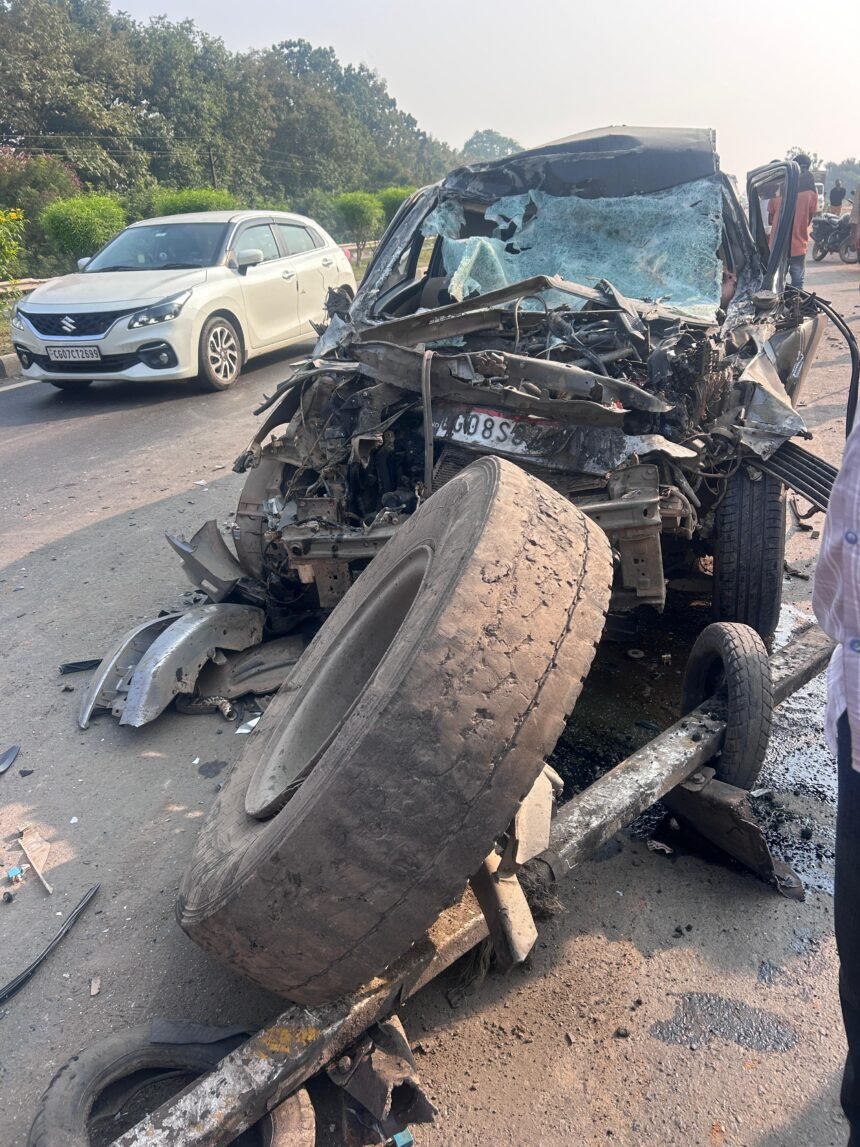Mahasamund Car Accident : ट्रक में पीछे से जा घुसी कार, दो महिलाओं की मौत; तीन घायल