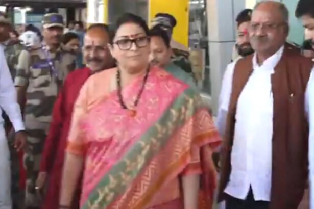 Smriti Irani Raipur Visit : स्मृति ईरानी के पहुंचते ही भाजपा कार्यालय से हटाई पुलिस, सादगी से स्वागत, 2 दिन में होंगी 12 बैठकें