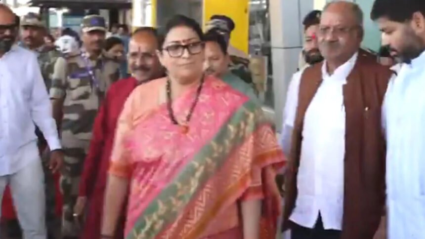 Smriti Irani Raipur Visit : स्मृति ईरानी के पहुंचते ही भाजपा कार्यालय से हटाई पुलिस, सादगी से स्वागत, 2 दिन में होंगी 12 बैठकें