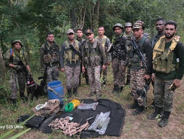 Sukma Naxal Dump : CRPF को मिला नक्सलियों का डंप, 79 जिलेटिन स्टिक समेत भारी सामान बरामद