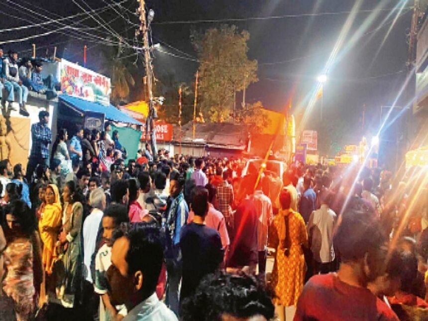 Bastar Dussehra Accident : बस्तर दशहरा में रथ के पहिए से कुचलकर ग्रामीण की मौत, एक घायल; हादसे के बाद भीड़ का हंगामा