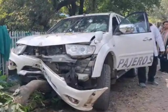 Bilaspur Car Accident : बिलासपुर में कार चालक को आया चक्कर, पेड़ से टकराई कार