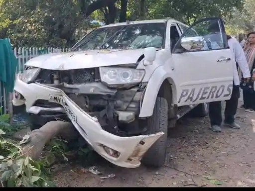 Bilaspur Car Accident : बिलासपुर में कार चालक को आया चक्कर, पेड़ से टकराई कार